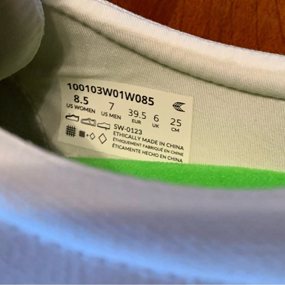 Cariuma White Sneakers - Picture 7 of 9